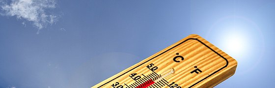 das Bild zeigt ein Thermometer, das eine sehr hohe Temperatur anzeigt